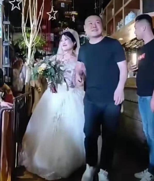 岳云鹏开豪车回河南参加姐姐婚礼,比草根明星王宝强回乡还气派