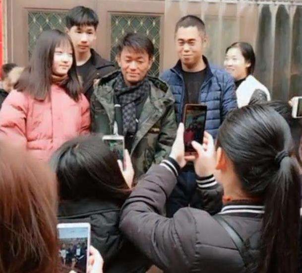 岳云鹏开豪车回河南参加姐姐婚礼,比草根明星王宝强回乡还气派