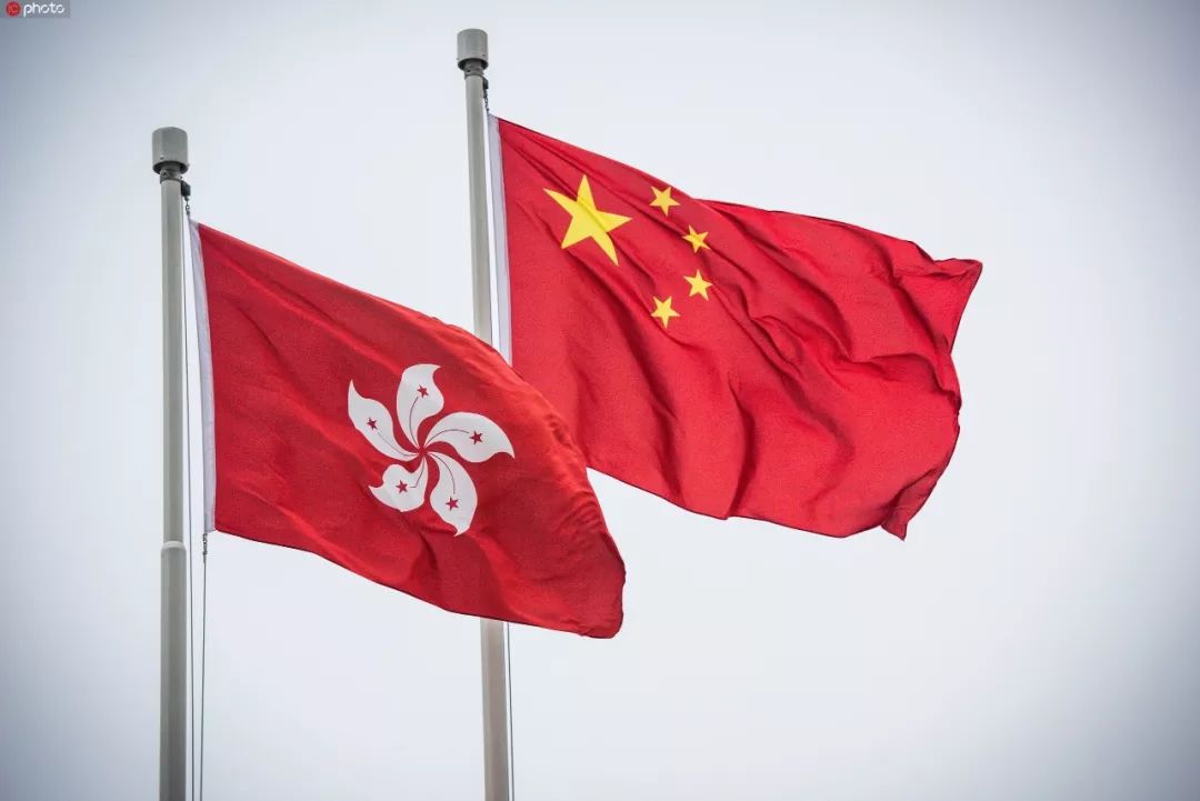这一行径严重触犯了《中华人民共和国国旗法》和香港特别行政区