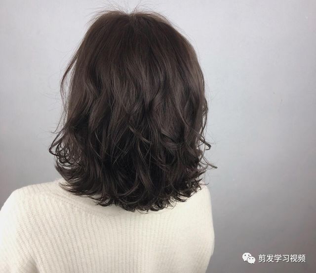 烫发尾卷的好处是:发量少的妹子会头发显得蓬松有质感,视觉上增加发