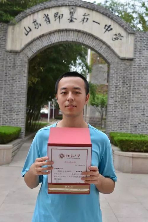 青岛有一位留着一脸大胡子的高分学霸,来自即墨一中的王圣阳,以数学