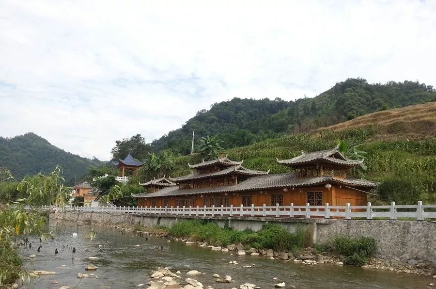 据悉,"十三五"期间,广西将重点培育105个少数民族特色村寨