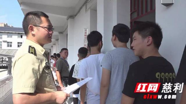 县委常委,县人武部部长曾鹤鹏到场指导.
