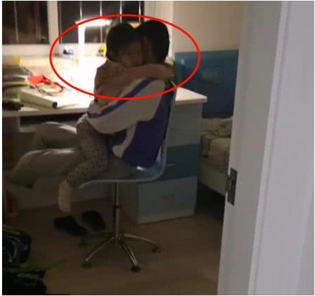                     女儿被母亲批评，连忙跑到哥哥房间，哥哥的动作，让大家不淡定