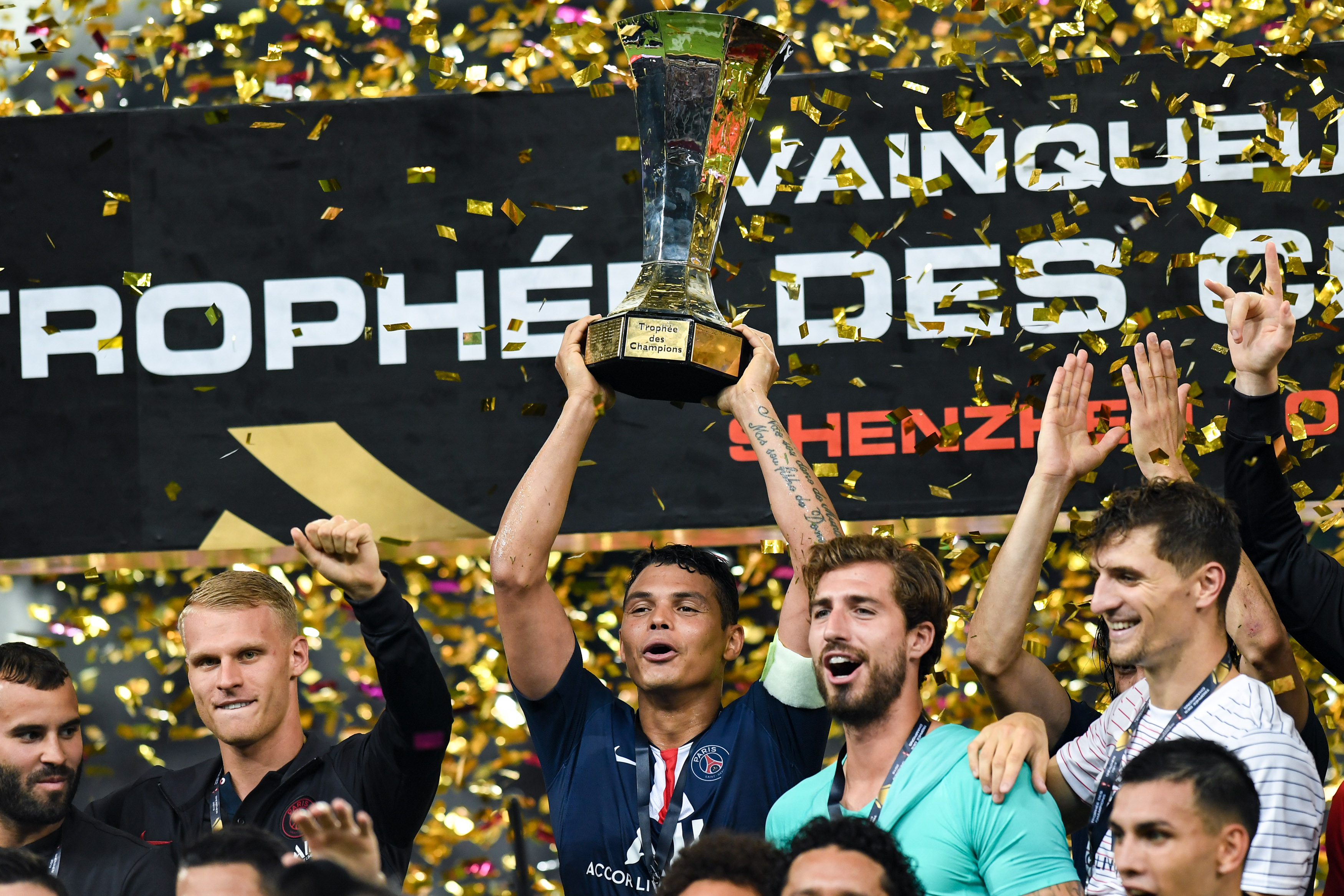 足球—法国超级杯:巴黎圣日耳曼队夺冠