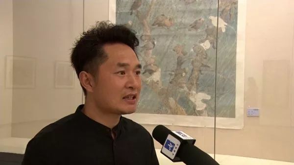 高建东接受书画频道采访展览现场 领导观展王会臣,张立君,何炳华