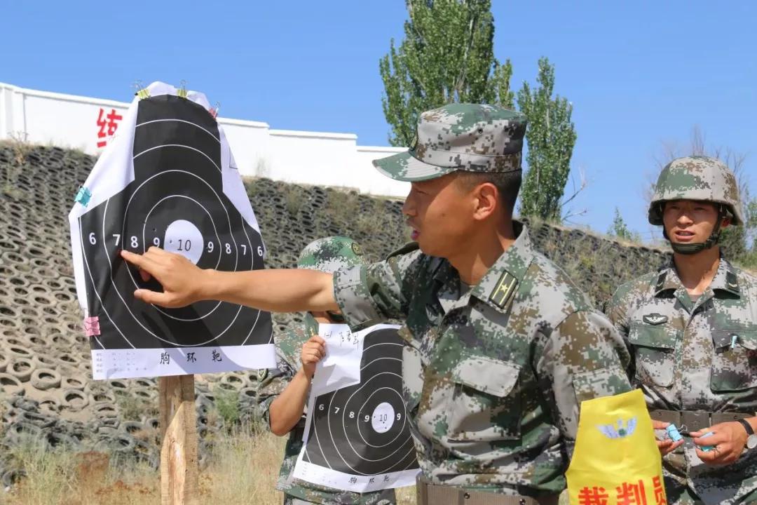 在新疆大漠戈壁百余官兵龙争虎斗