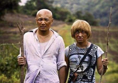 岳云鹏开豪车回河南参加姐姐婚礼,比草根明星王宝强回乡还气派