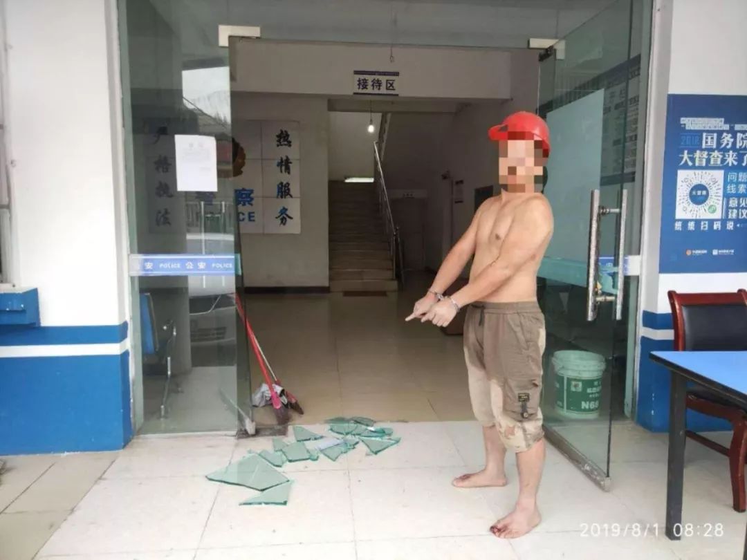 【报案却踢门】这名男子把自己送进拘留所