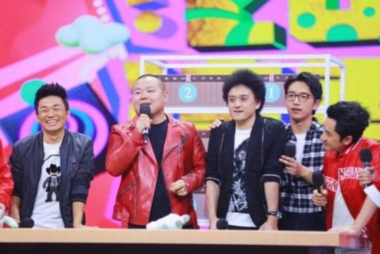 岳云鹏开豪车回河南参加姐姐婚礼,比草根明星王宝强回乡还气派
