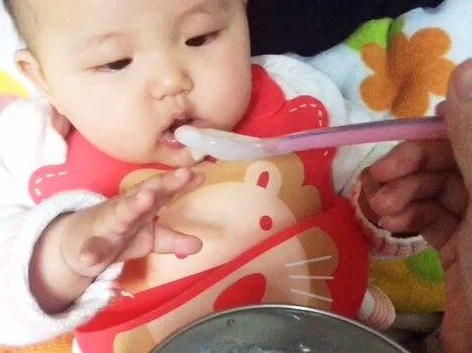                     宝宝连喝5个月粥，体重偏轻？儿科主任：娃2岁前，3种辅食少吃