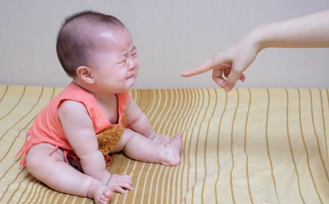                     宝宝哭闹不止，抱还是不抱？看似刹那的选择，或许三个危害在等
