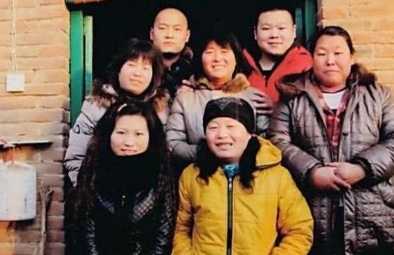 岳云鹏开豪车回河南参加姐姐婚礼,比草根明星王宝强回乡还气派