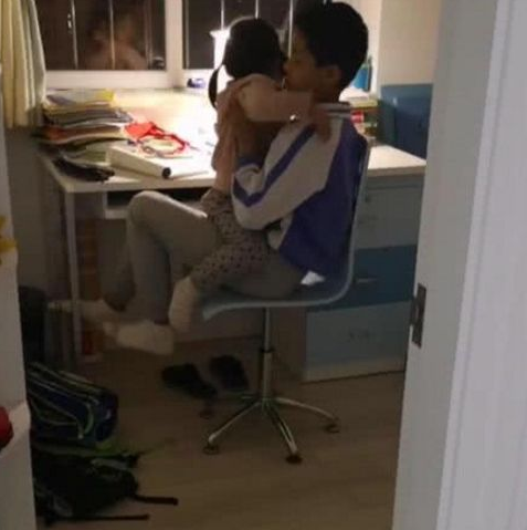                     女儿被母亲批评，连忙跑到哥哥房间，哥哥的动作，让大家不淡定