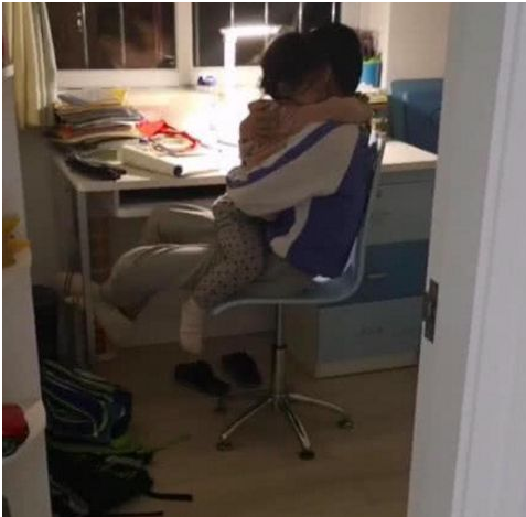                     女儿被母亲批评，连忙跑到哥哥房间，哥哥的动作，让大家不淡定