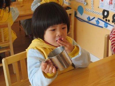                     6岁女童喝牛奶发育停滞，3种“牛奶”已被医生拉黑，家长还给娃喝