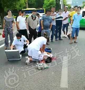 突发!涪陵温泉城附近一摩托车与越野车相撞,骑手当场倒地不起!