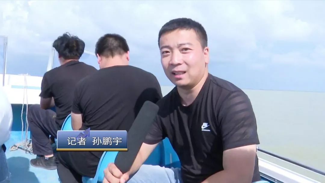 记者出镜 孙鹏宇:那么此时此刻,让我们带领大家一起走上冲锋舟,体验一