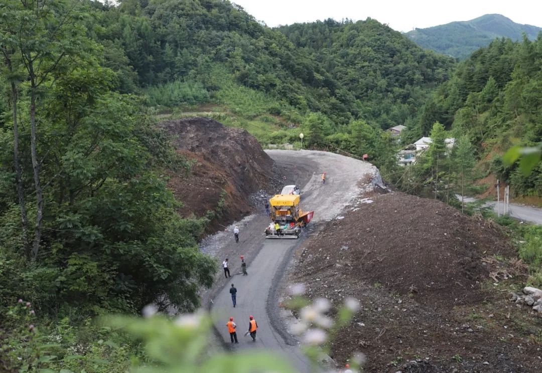 339省道建始官店至鹤峰邬阳段公路工程现场,机器轰鸣,一派忙碌景象