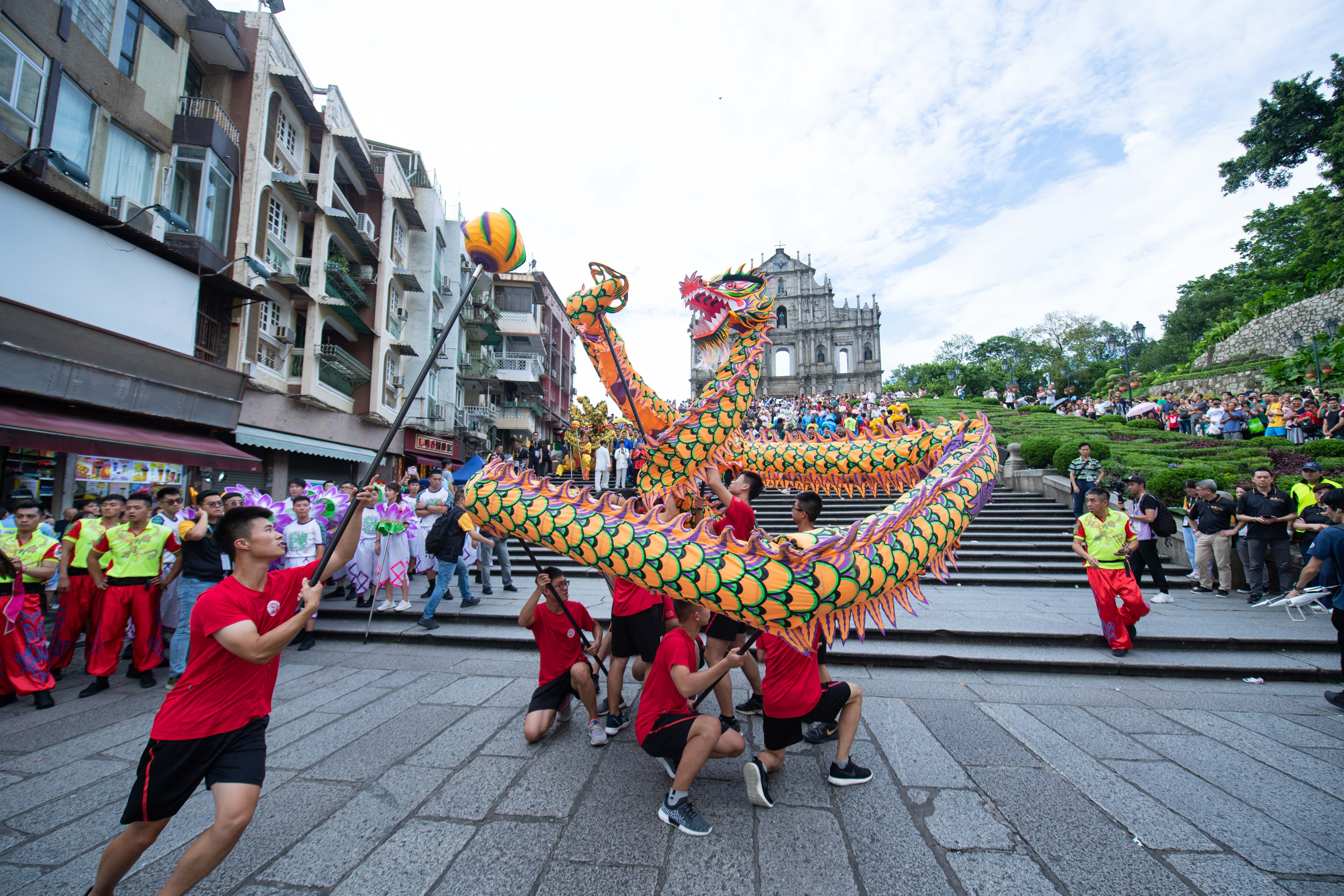 澳门"2019武林群英会"举行武术龙狮巡游