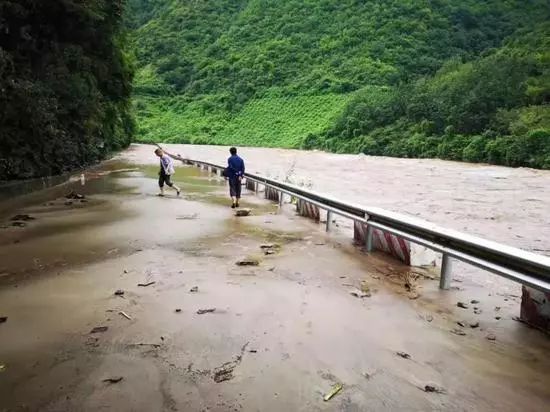 暴雨致西乡210国道多处道路受阻▲延安安塞出现强降雨▲铜川印台区