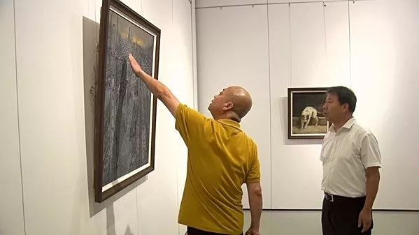 王会臣与何炳华在展览上观看作品王会臣,张立君,何炳华等在展览上