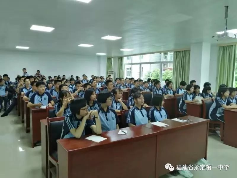 龙岩市名师廖旺华为永定一中2019级高一实验班学生开设生涯教育讲座