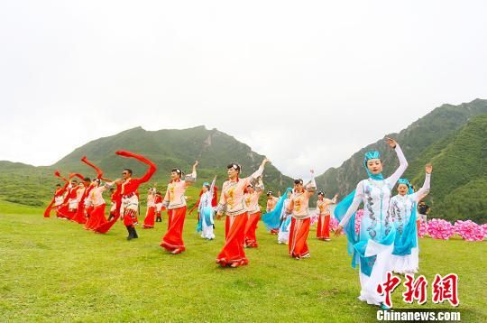 甘肃甘南民众歌舞中“活态”传承古老藏文化 必发88