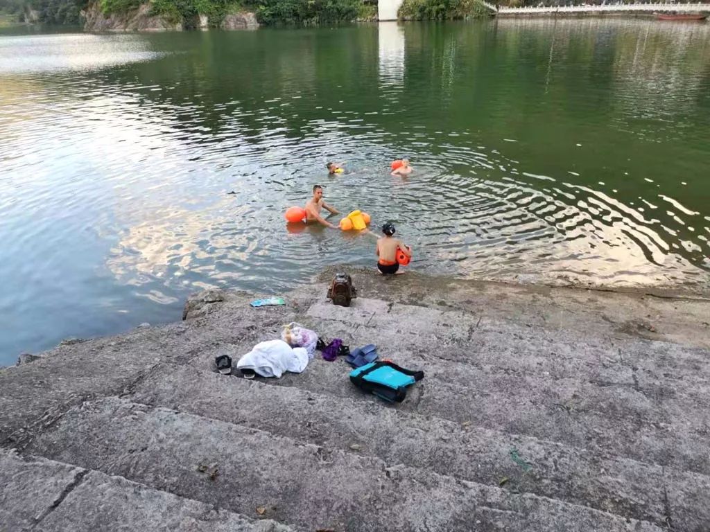 志愿者在饮用水一级保护区庙活村地段巡查时发现,有人在水库边游泳