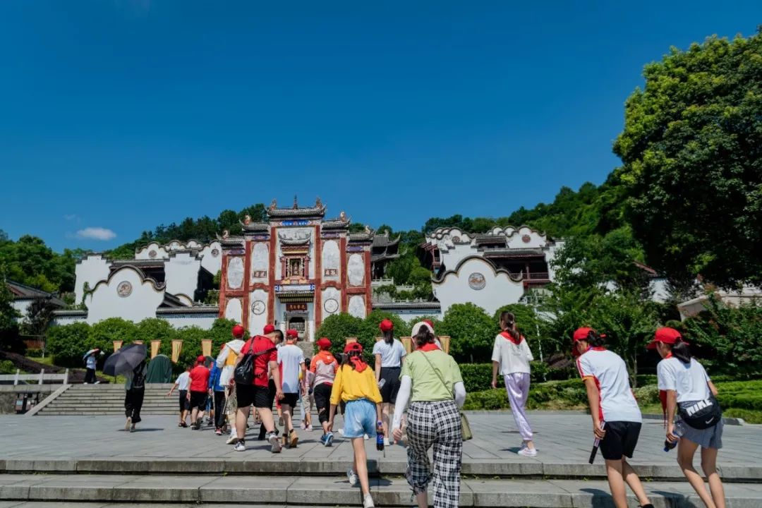 参观凤凰山屈原祠7月27日下午,营员们前往三斗坪码头,乘坐轮船游览