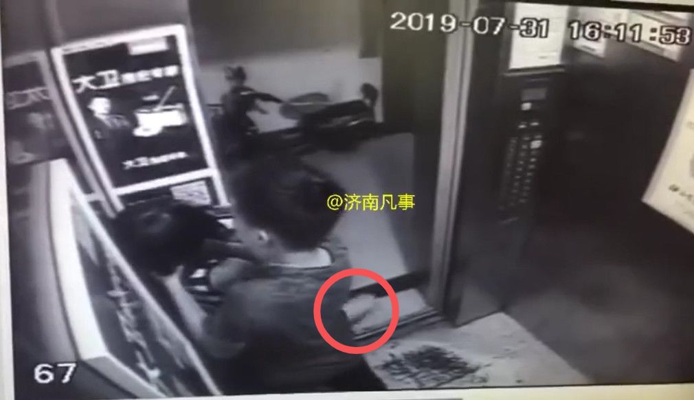 惊悚20秒13岁少女乘电梯遭男子掐脖窒息