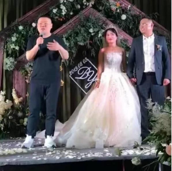 岳云鹏开豪车回河南参加姐姐婚礼,比草根明星王宝强回乡还气派
