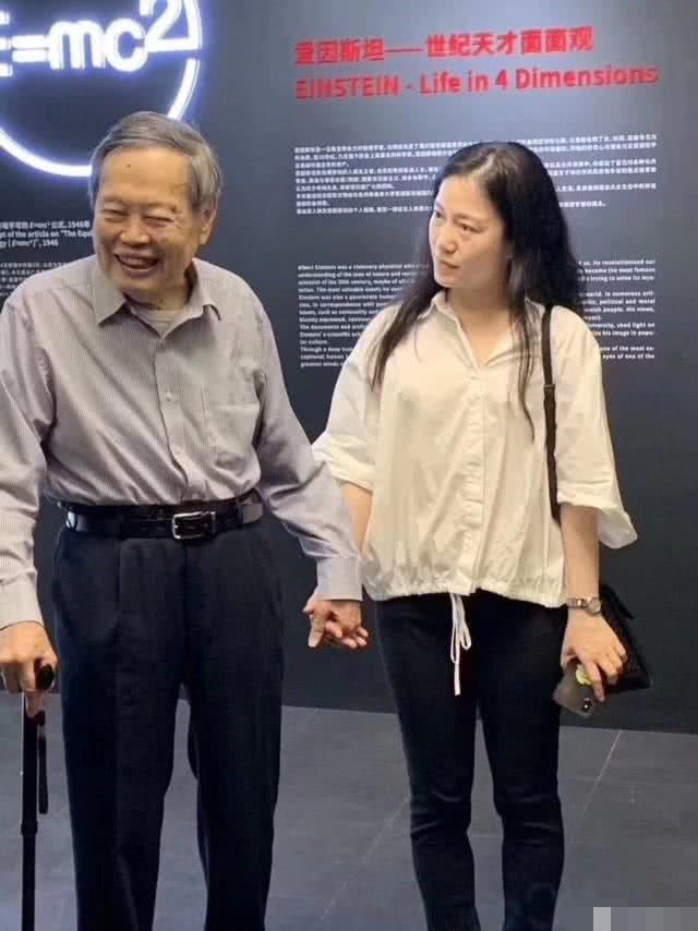 近日,杨振宁教授偕夫人翁帆一同出席活动.