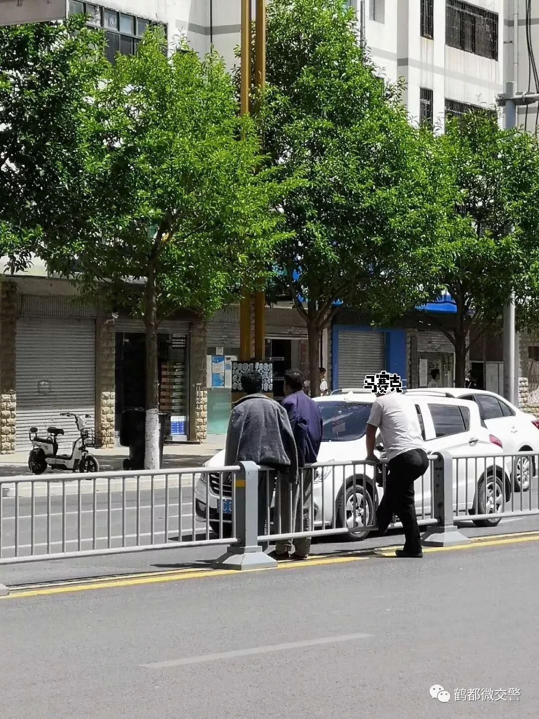 昭通街头行人不文明交通行为大曝光,看看有你吗?