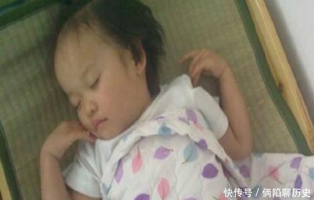                     2岁宝宝因为一碗药差点丧命,全怪妈妈喂药方式不对,家长别大意