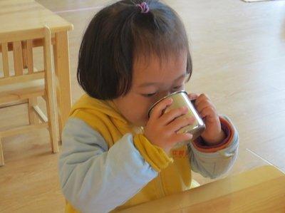                     6岁女童喝牛奶发育停滞，3种“牛奶”已被医生拉黑，家长还给娃喝