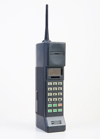 1973年, 公认的第一部手机摩托罗拉dydatac 8000x是83年4月摩托罗拉