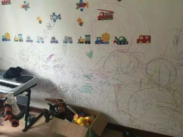的 小孩子喜欢用水彩笔,蜡笔,中性笔,铅笔,这四种笔在墙上乱涂乱画的