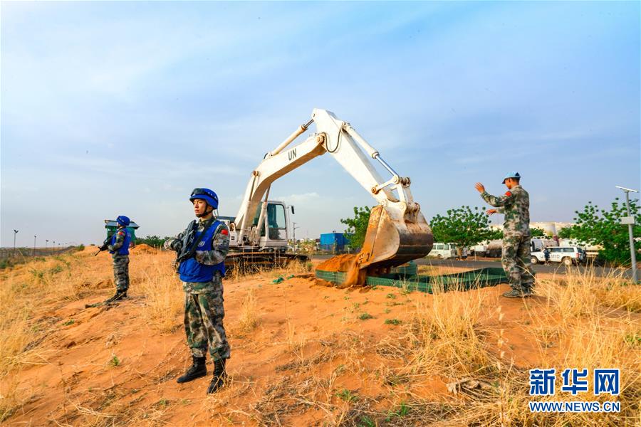 展蓝盔风采—中国工兵在苏丹挥汗如雨修工事