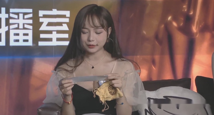 cf-11周年:火线演播室又迎来2位二次元美女,说好的看比赛呢?