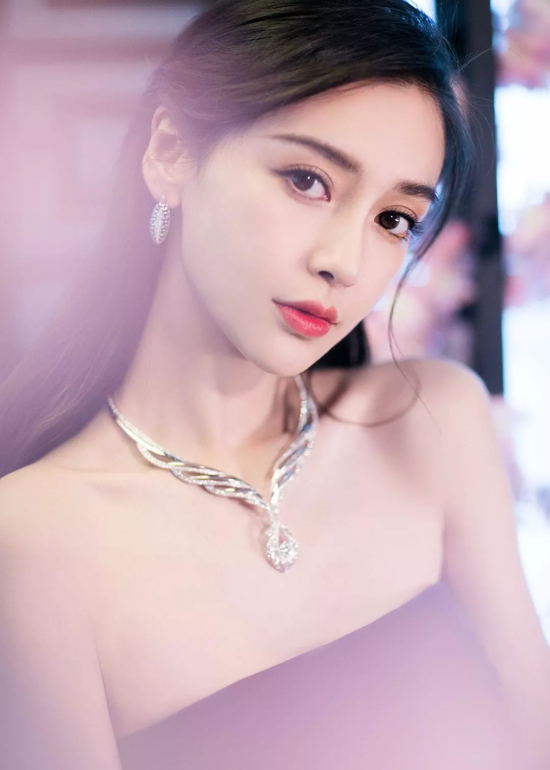 现身成都周大生七夕活动现场佩戴周大生珠宝女神angelababy8月4日