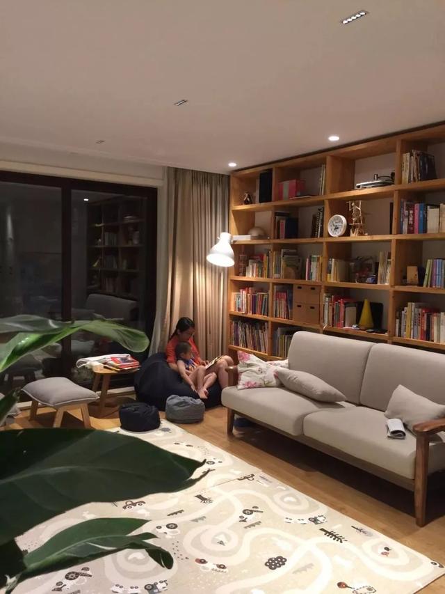 喜欢看书或工作的话,还可以在把客厅装成阅读空间或摆个书桌,在这里