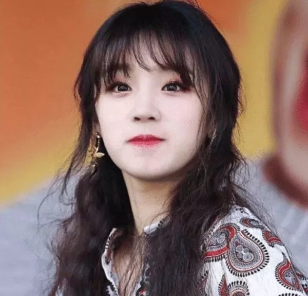 宋雨琦被迫卸妆,摘掉美瞳掀起刘海,网友:这是小孩子?