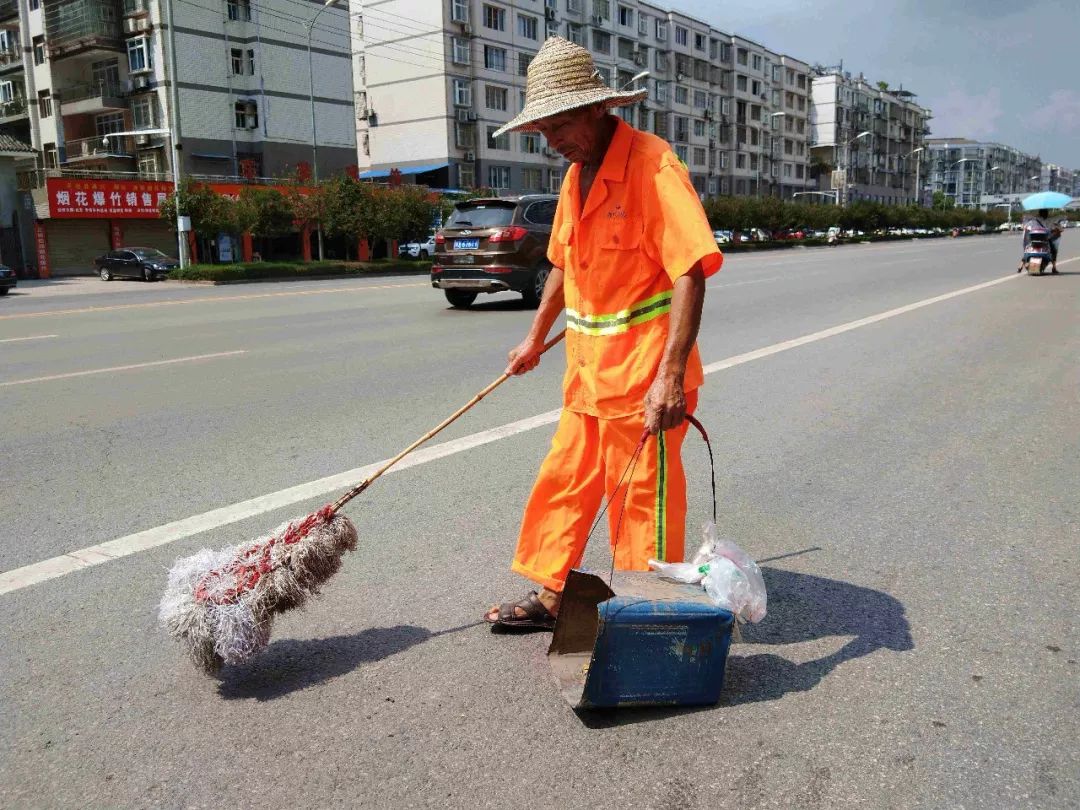 环卫工人:用汗水守护城市美丽