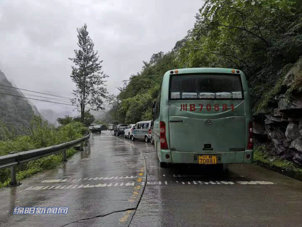 目前,平武县交通部门正调集机械赶往现场排险 编辑:郭成 返回搜