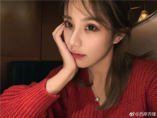 解说席上如此多娇 乔珊一笑各路玩家竞折腰