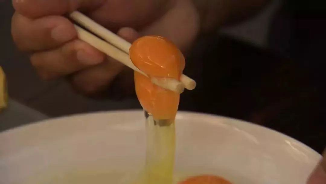 图为:筷子夹得起的鸡蛋黄