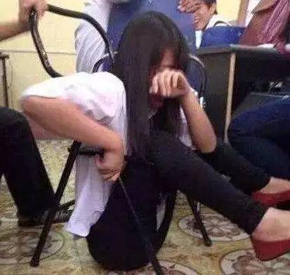 搞笑GIF趣图:妹子,你怎么掉下去了,好心疼这个妹子啊 澳门皇冠直营网