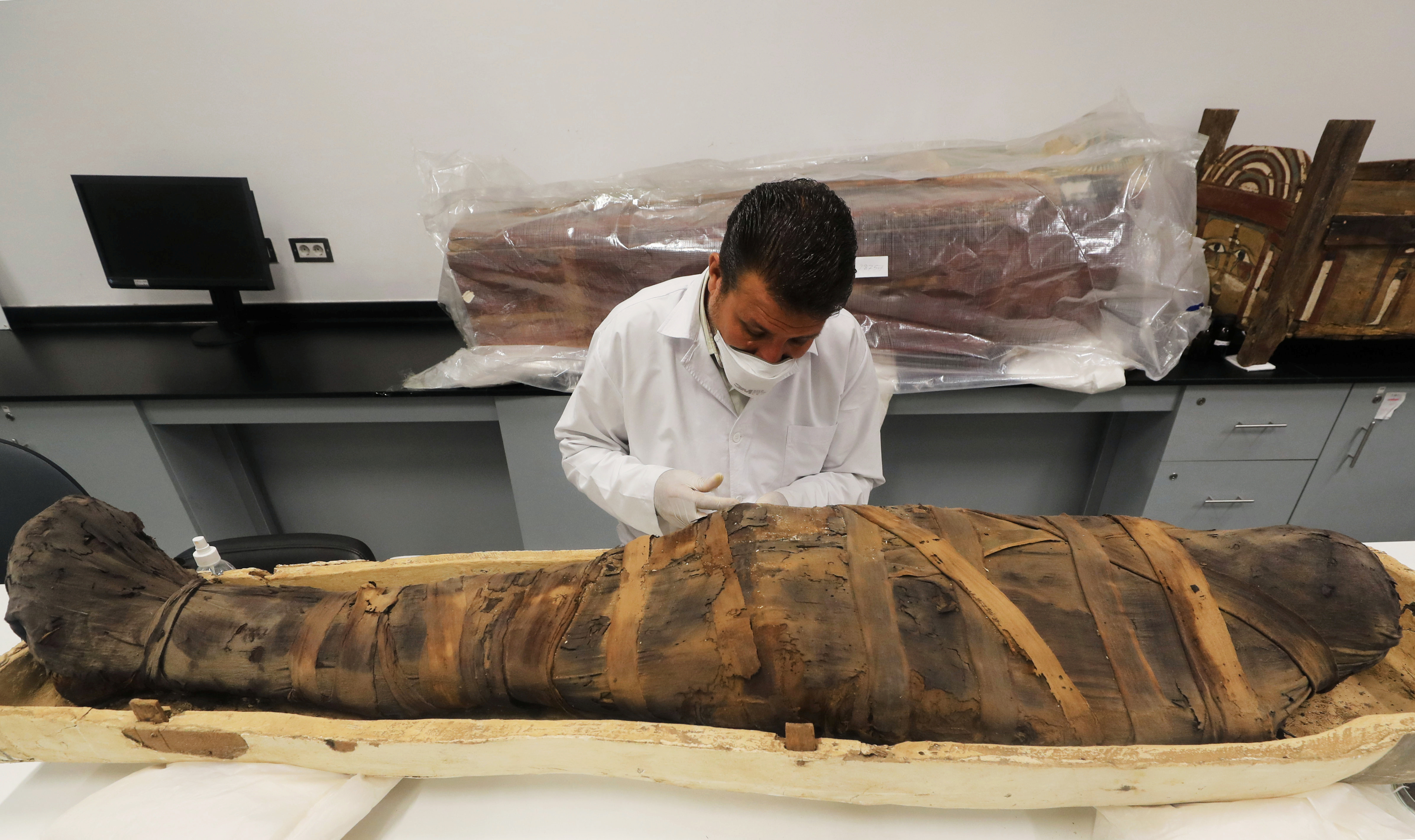 考古工作人员进行古埃及法老图坦卡蒙木乃伊的修复工作