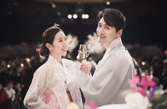 徐秀妍晒孕照身材依旧火辣 李必模半停工陪妻